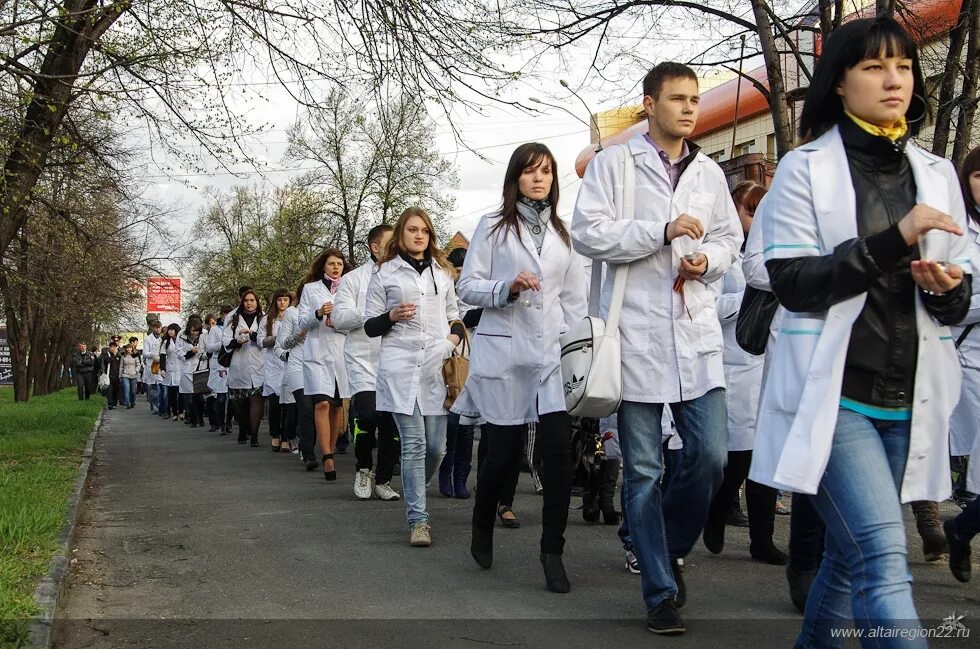 Студенты медики. Студенты медицинского института. Студентки медицинского. Студент медицинского вуза.