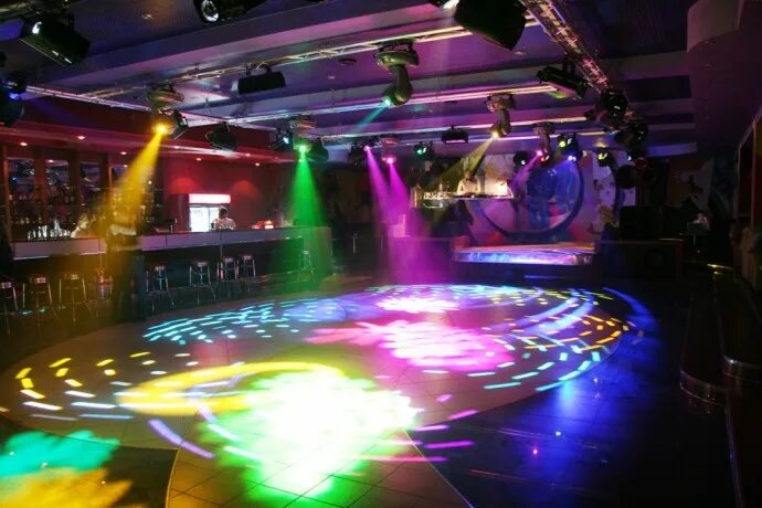 Включи клуб свет. Вокруг света клуб ночной. Танцпол в клубе планировка. Ночные клубы Переславль. Клуб вокруг света Москва.