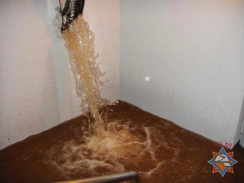 Холодильник после затопления. Прорвалоттрубу в квартире. Прорвало трубу в квартире. Прорвало трубопровод в квартире. Прорвало воду в квартире.