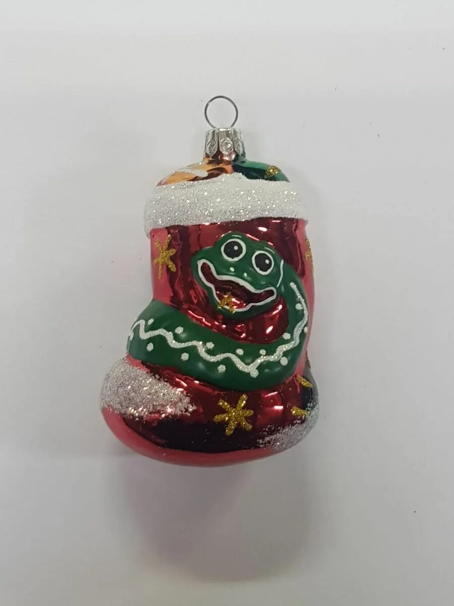 Новогодняя змея на елочный шар. Змея елочное украшение. Год змеи какие игрушки на елку. Год змеи какие игрушки на елку. Елочная игрушка шар с змеей.