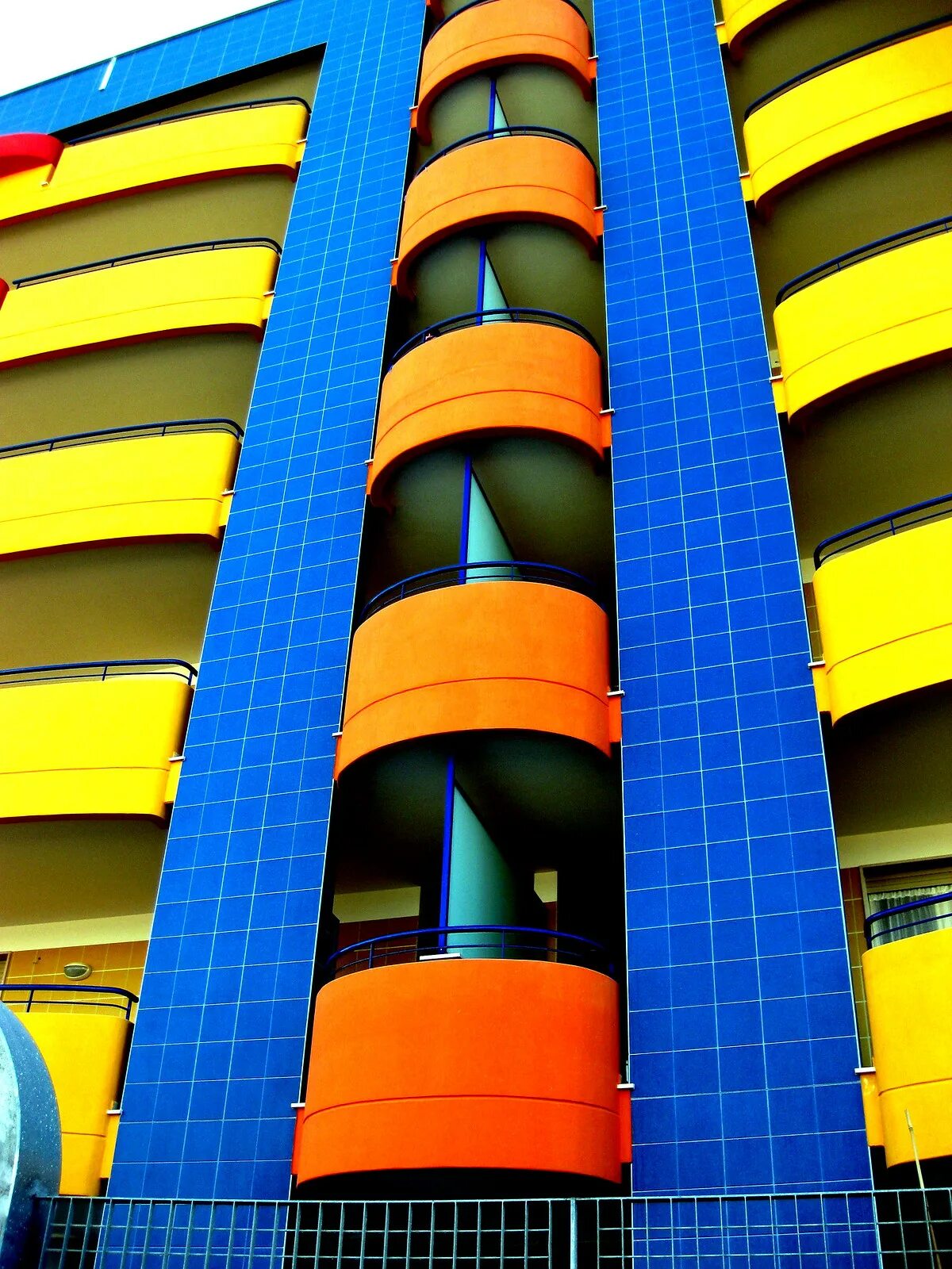 Купить фасад яркая жизнь. Цветные фасады зданий. Разноцветные здания. Яркая цветные здания. Разноцветный дом.