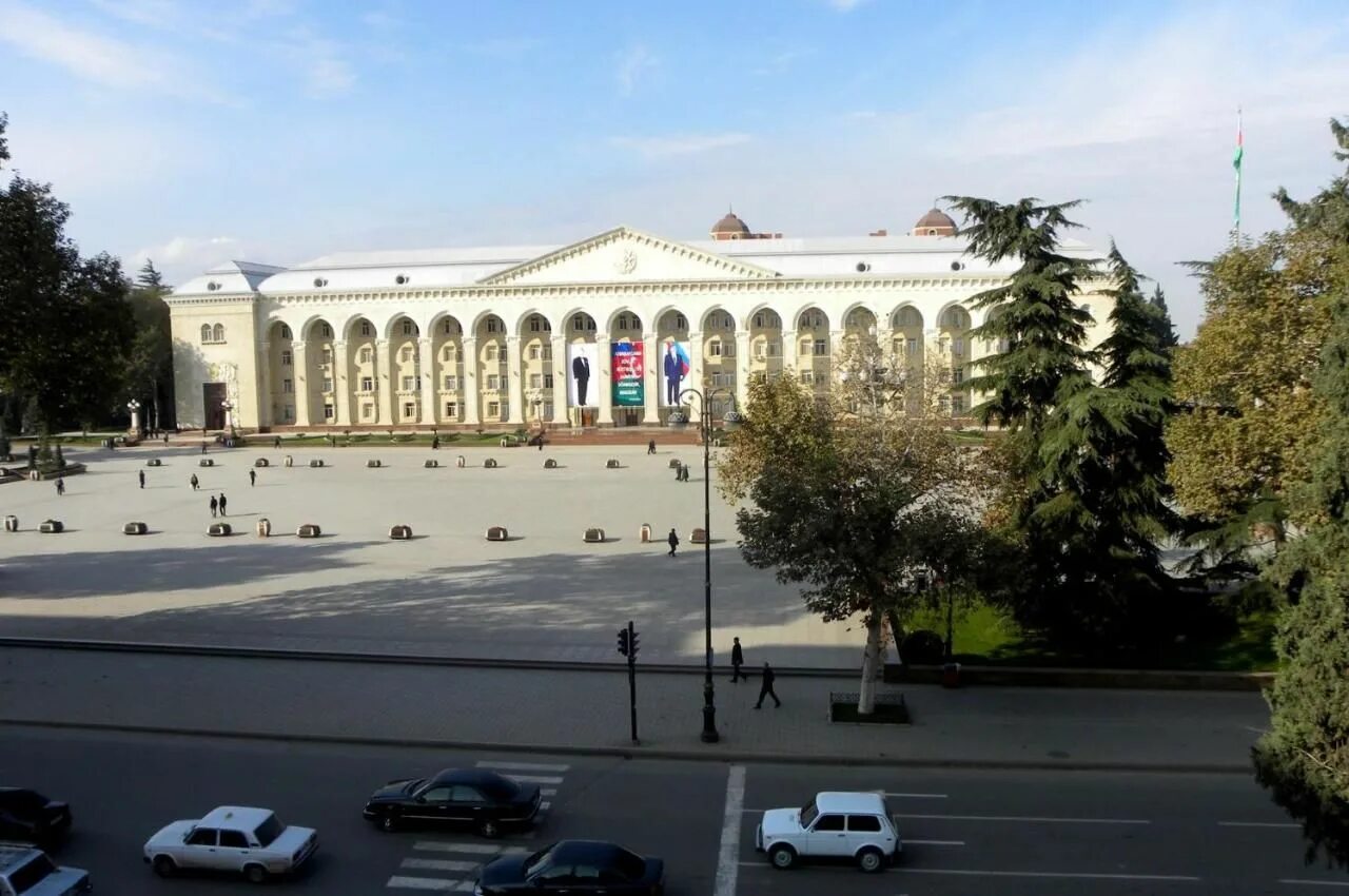 Москва гянджа. Гянджа центральная площадь. гянджа центр. гянджа центр города. горком гянджа.