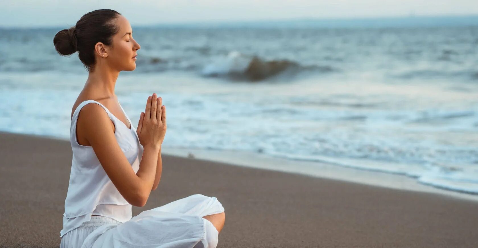 Медитации успеха слушать. Йога медитация. Девушка спокойствие. Девушка йога. Внутренняя гармония и спокойствие.