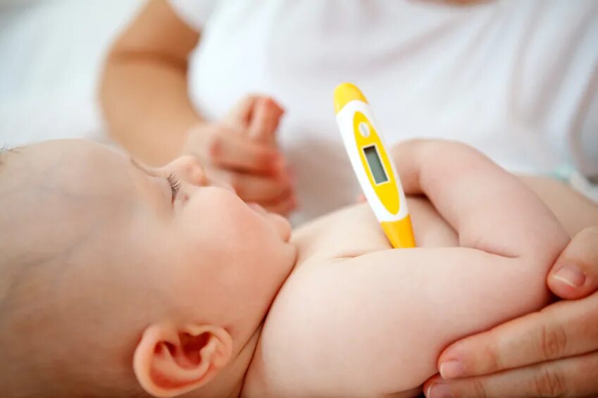 Термометрия у детей. Термометрия у новорожденных. Ребенок с градусником. Измерение температуры тела у новорожденных.