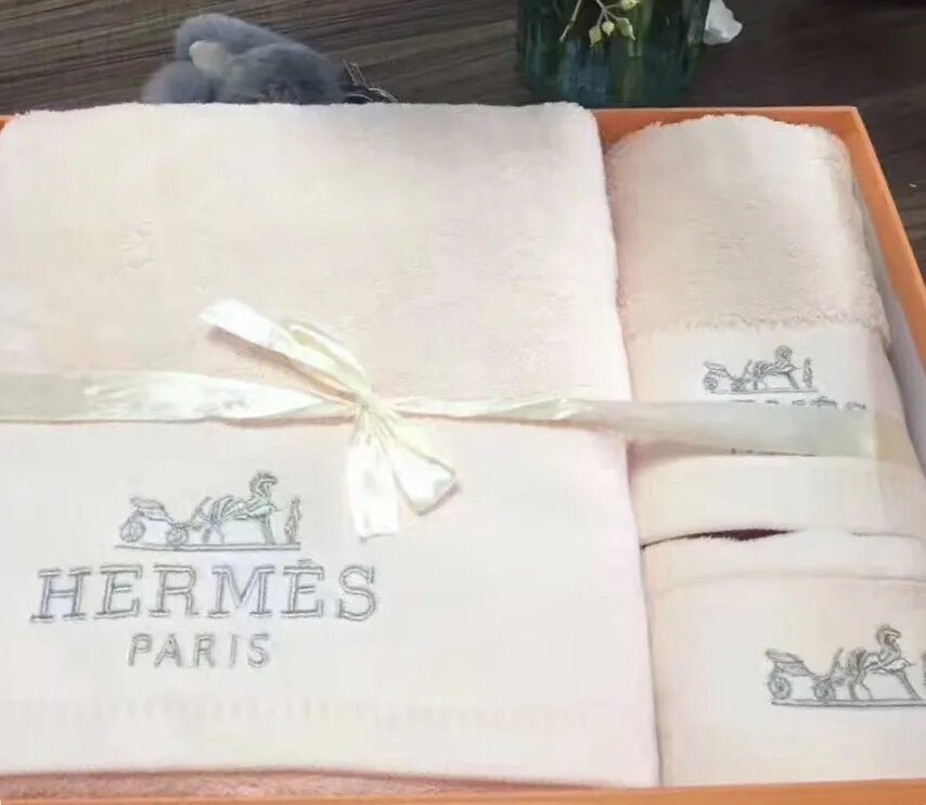 Набор полотенец 600 скидка 4. Hermes Paris набор полотенец. Полотенца Гермес оригинал. Набор полотенец Hermes оригинал. Комплект полотенец в подарочной упаковке.