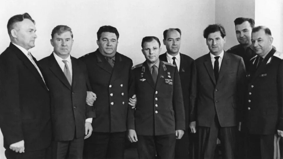 Гагарин во время войны. Гагарин во Франции. Гагарин во Львове 1967 год. Гагарин во Владимире фото.