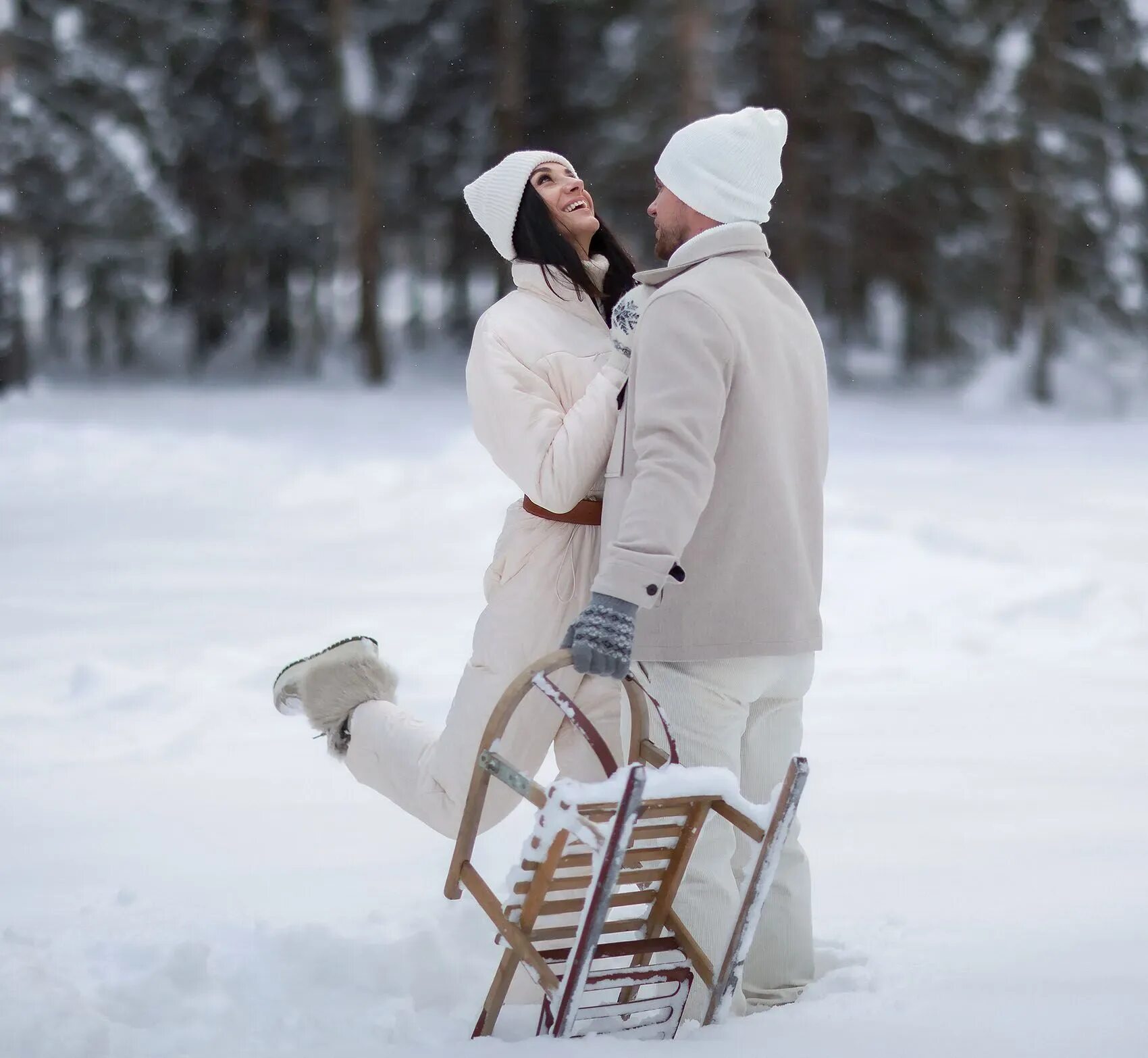 Лето было жарким а зима снежной. Зимняя фотосессия на природе. Влюблённые зимой. Зимняя фотосессия 2022. Горячая зима.