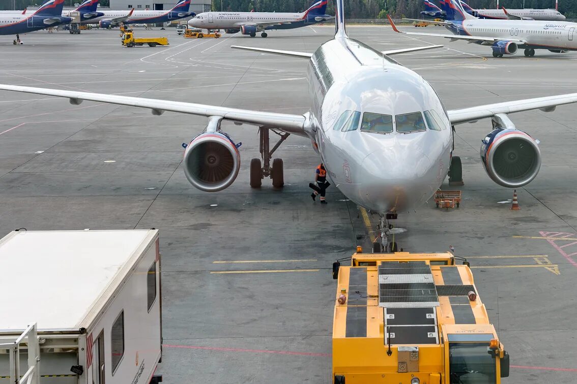 Выезд самолета. Катастрофа SSJ 100 В Шереметьеве фото. Случай в Шереметьево 2004 год Эйр Астана.