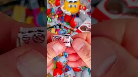 На вечеринку дети принесли конфеты лелик