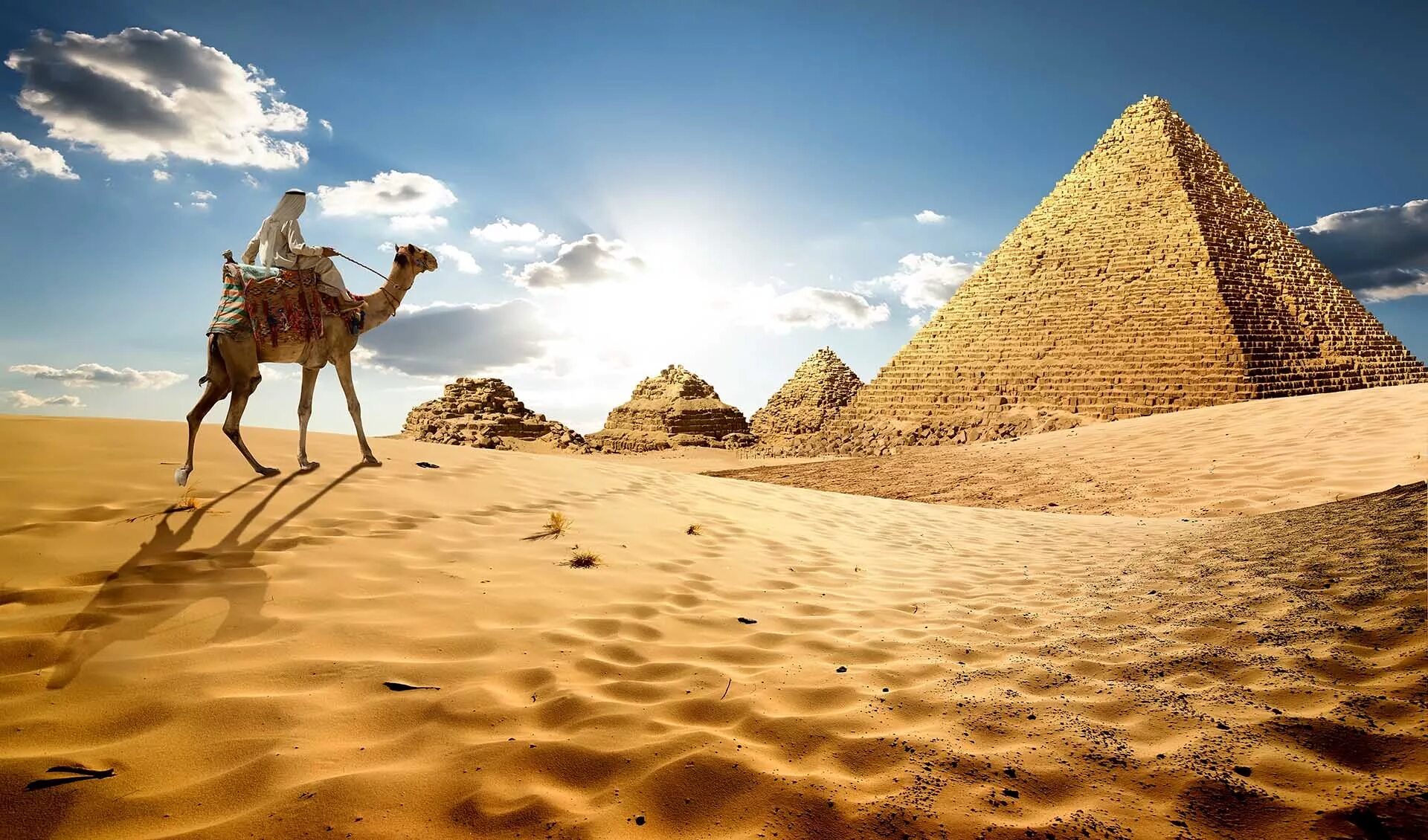 Каир вылеты. Шарм-Эль-Шейх пирамиды. Пустыня в Египте Шарм-Эль-Шейх. Египет пирамиды Верблюды. Египет Пески пирамиды.
