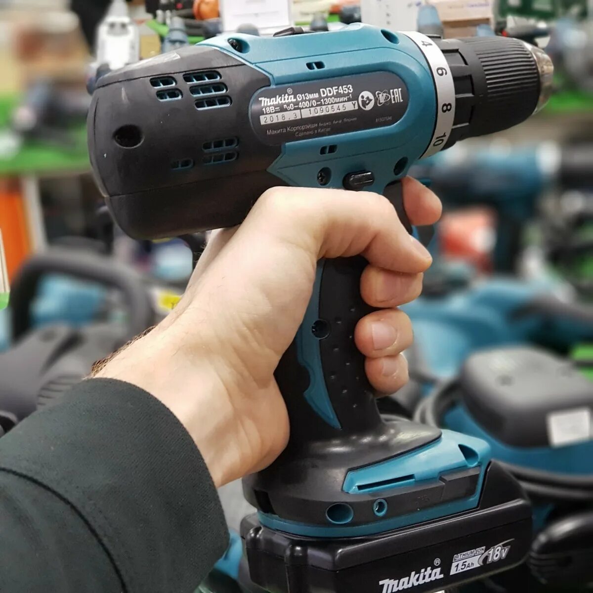 Как отличить шуруповерт. Дрель-шуруповерт Makita ddf453sye. Makita шуруповерт 18в. Шуруповерт Макита ddf453. Макита шуруповерт 18 ddf453 аккумуляторный.