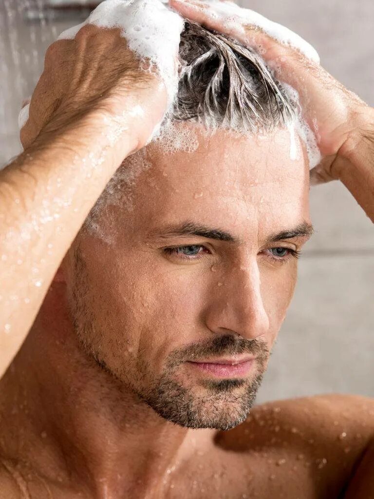 Мужской уход за волосами. Мытье головы мужчине. Засаленные волосы мужские. Здоровые волосы у мужчин.