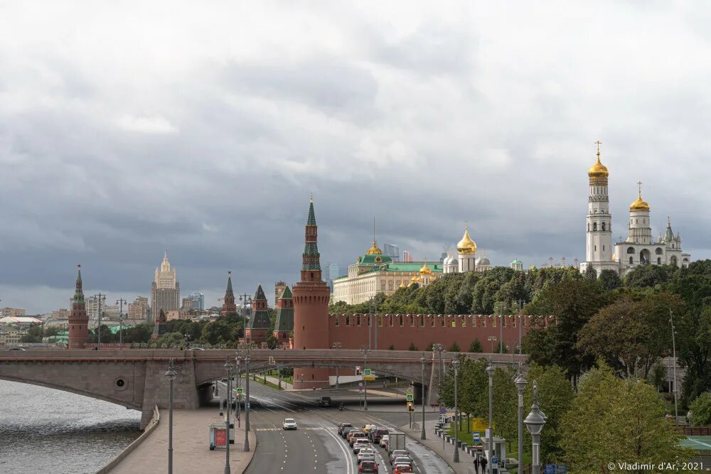 Видит окрестности. Большой Москворецкий мост. Вид с Москворецкого моста. Вид на Кремль с Москворецкого моста. Большой Москворецкий мост 2021.
