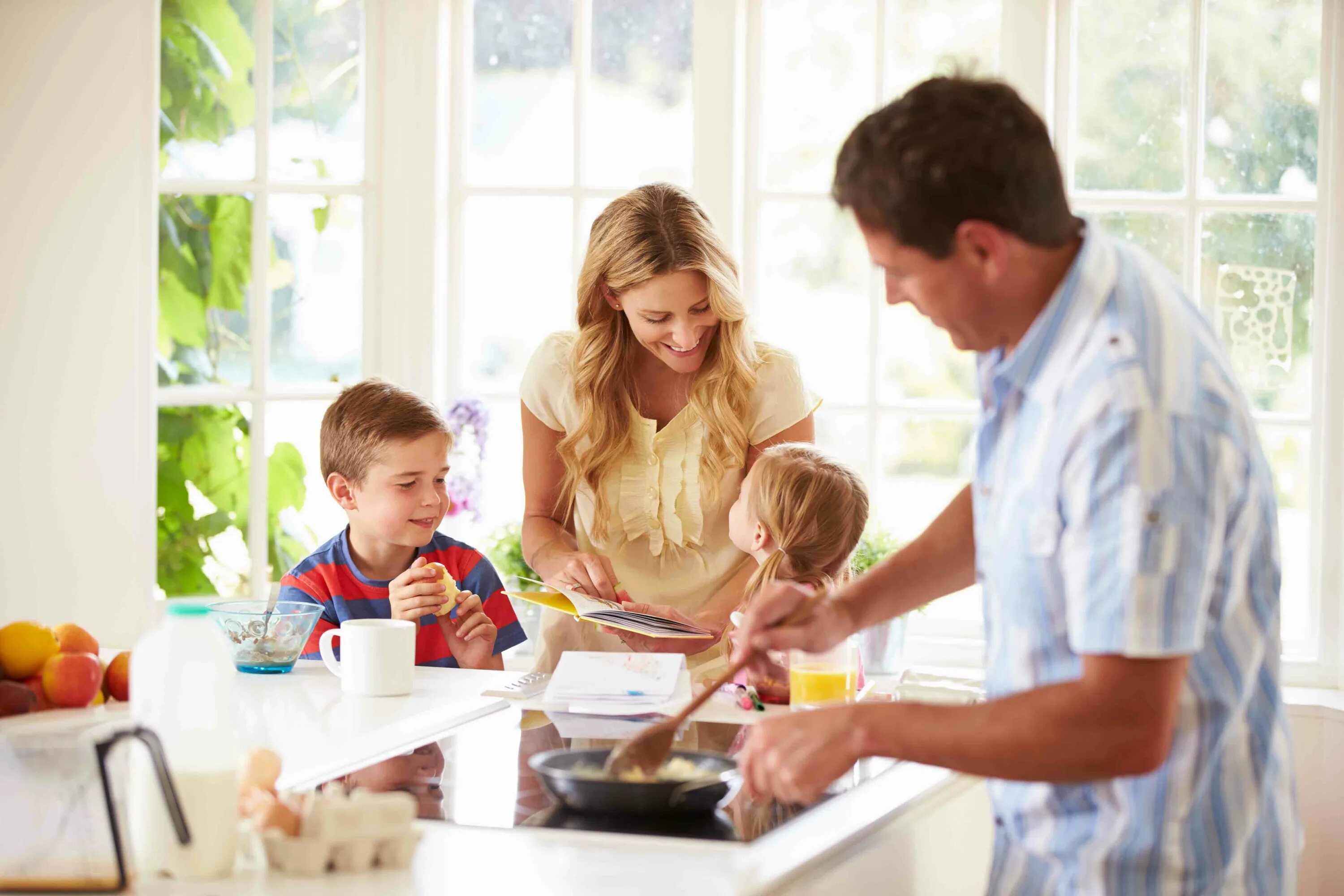 Wife home friends. Современная семья. Семья за столом. Кухня для детей. Дети за столом.