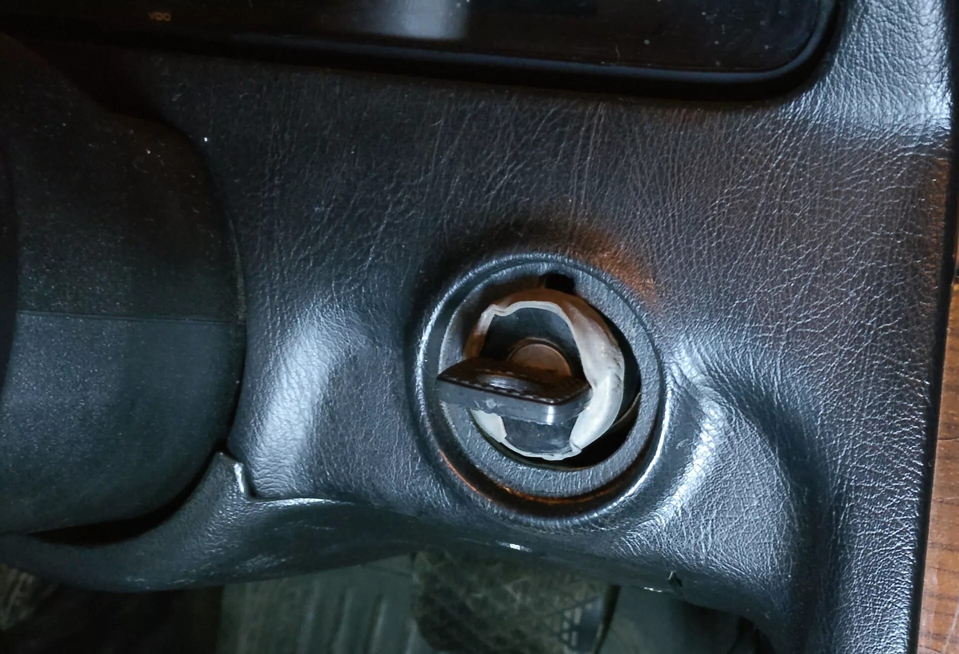 Ручка водительской двери прадо 150. Ручки шкода октавия а5. Заглушка замка багажника гранта. Как снять заглушку с замка двери. Заглушка личинки замка лада веста.