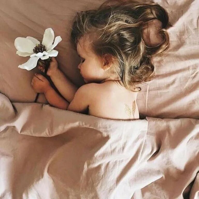 Приснилась девочка дочь. Новорожденная девочка. Спящий ребенок. Девочка спит. Видеть во сне младенца девочку.