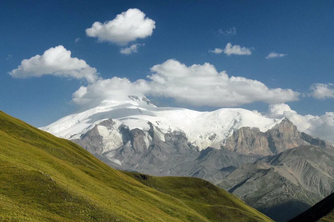 Подножие горы эльбрус. Эльбрус, Кабардино-Балкария. Гора Эльбрус. Вид на Эльбрус с горы Чегет. Эльбрус Приэльбрусье.