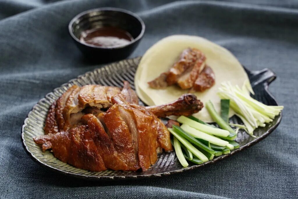 J peking duck. Тори рамен утка по пекински. Пекинская утка Москва. Утка по пекински ресторан Москва. Пекински Гусь утка.