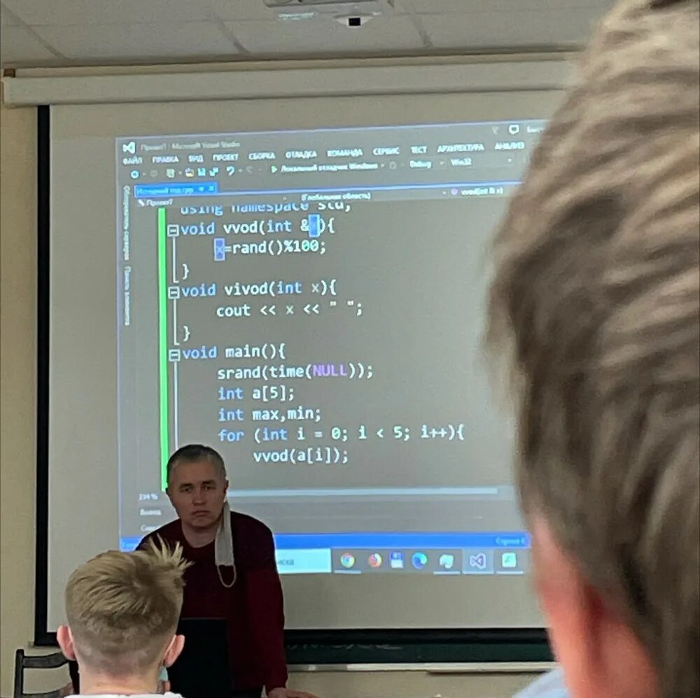 Студенты в аудитории. Студенты на парах. Спбгу вшм это университет. Студент презентует. Российские ученые мем.