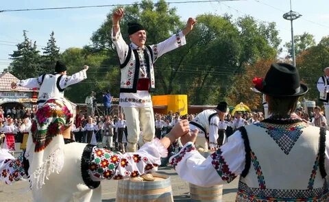 Праздник день национального костюма