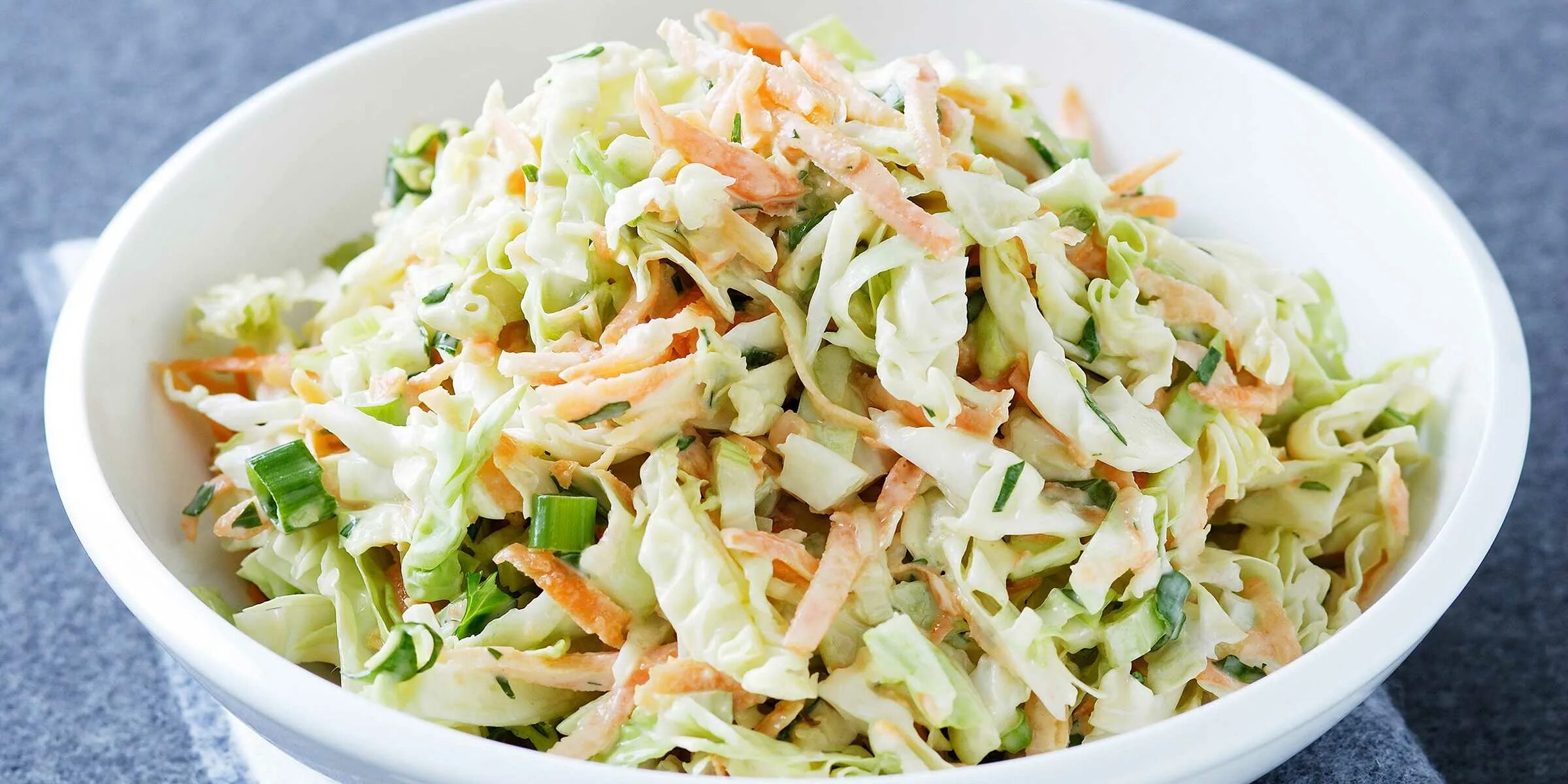 Салат из капусты свежей с майонезом рецепт. Капуста Коул слоу. Coleslaw салат. Американский салат Коул слоу. Салат из белокочанной капусты.