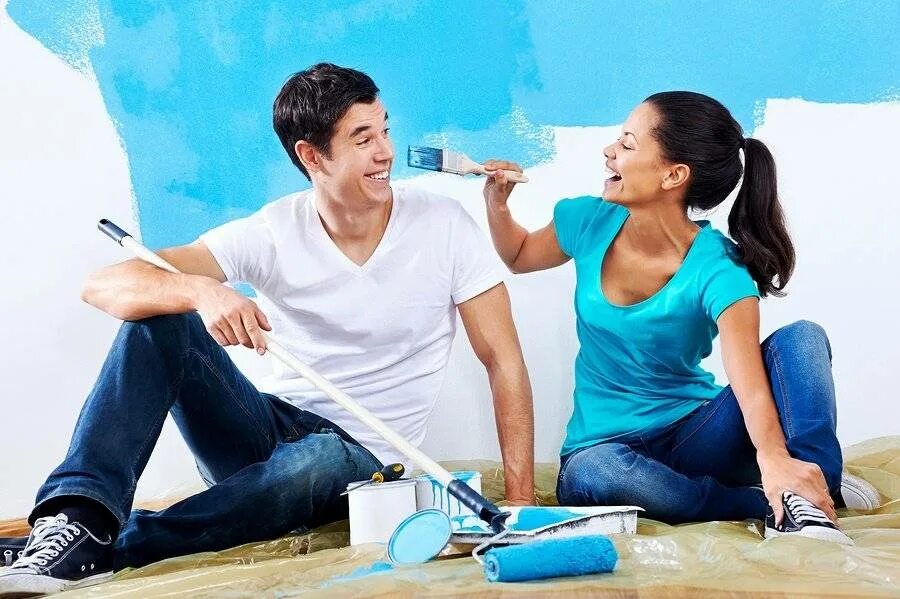 Пара красит стены. Влюблённые делают ремонт. Влюбленная пара делает ремонт. Семья делает ремонт.