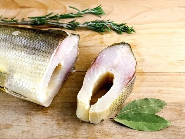 Омуль холодного копчения. Бжу омуля холодного копчения. Сиг слабосоленый. Рыба белорыбица копченая. Нельма филе холодного копчения.