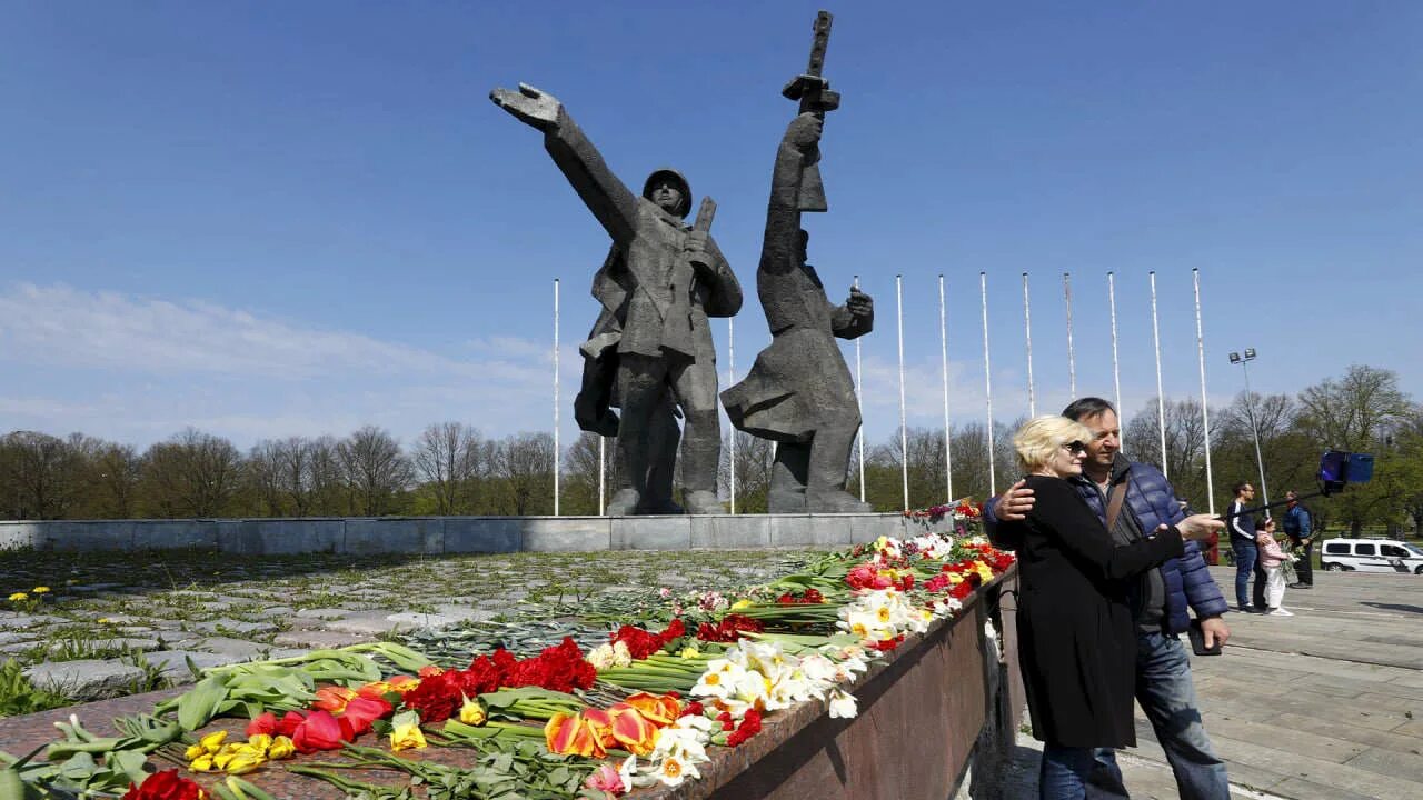 10 мая можно. Памятник освободителям Риги. Памятник советским воинам-освободителям в Риге. Рига памятники освободиьеля. Памятник воинам освободителям в парке Победы в Риге.