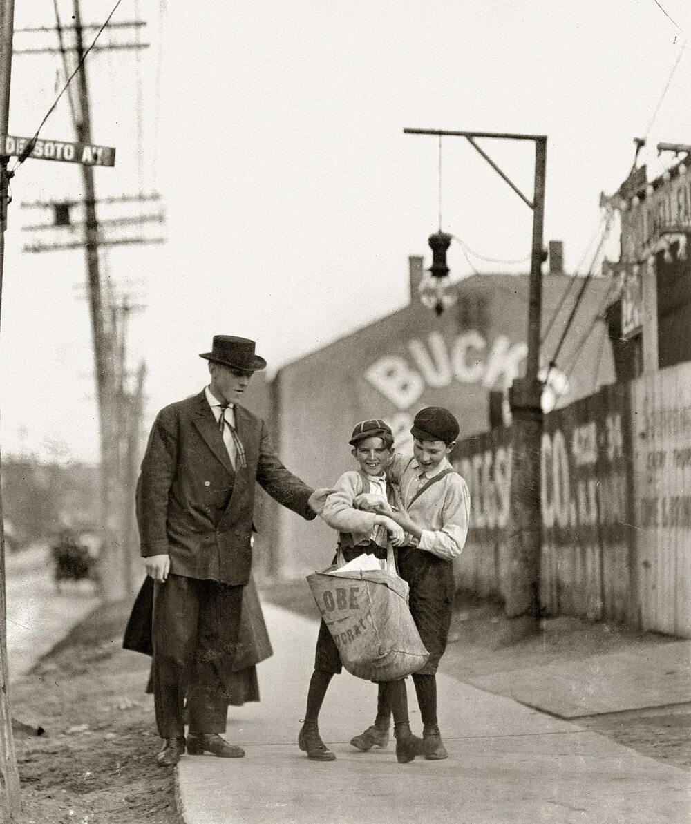 Как жили дети в 1930 годы. Льюис Хайн мальчишка-газетчик. Социальная фотография Льюис Хайн. Люди начала 20го века США. Америка начала 20 века люди.