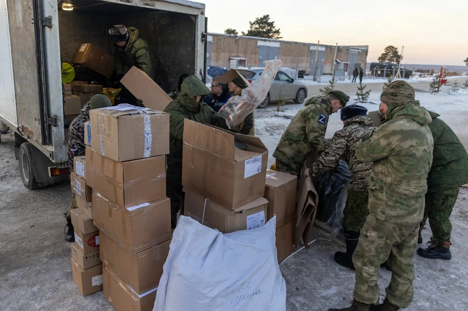 Что слышно про мобилизацию в 2024 году. Гуманитарка для военных. Гумпомощь для военнослужащих. Гуманитарная помощь машины. Гуманитарная машина для военных.