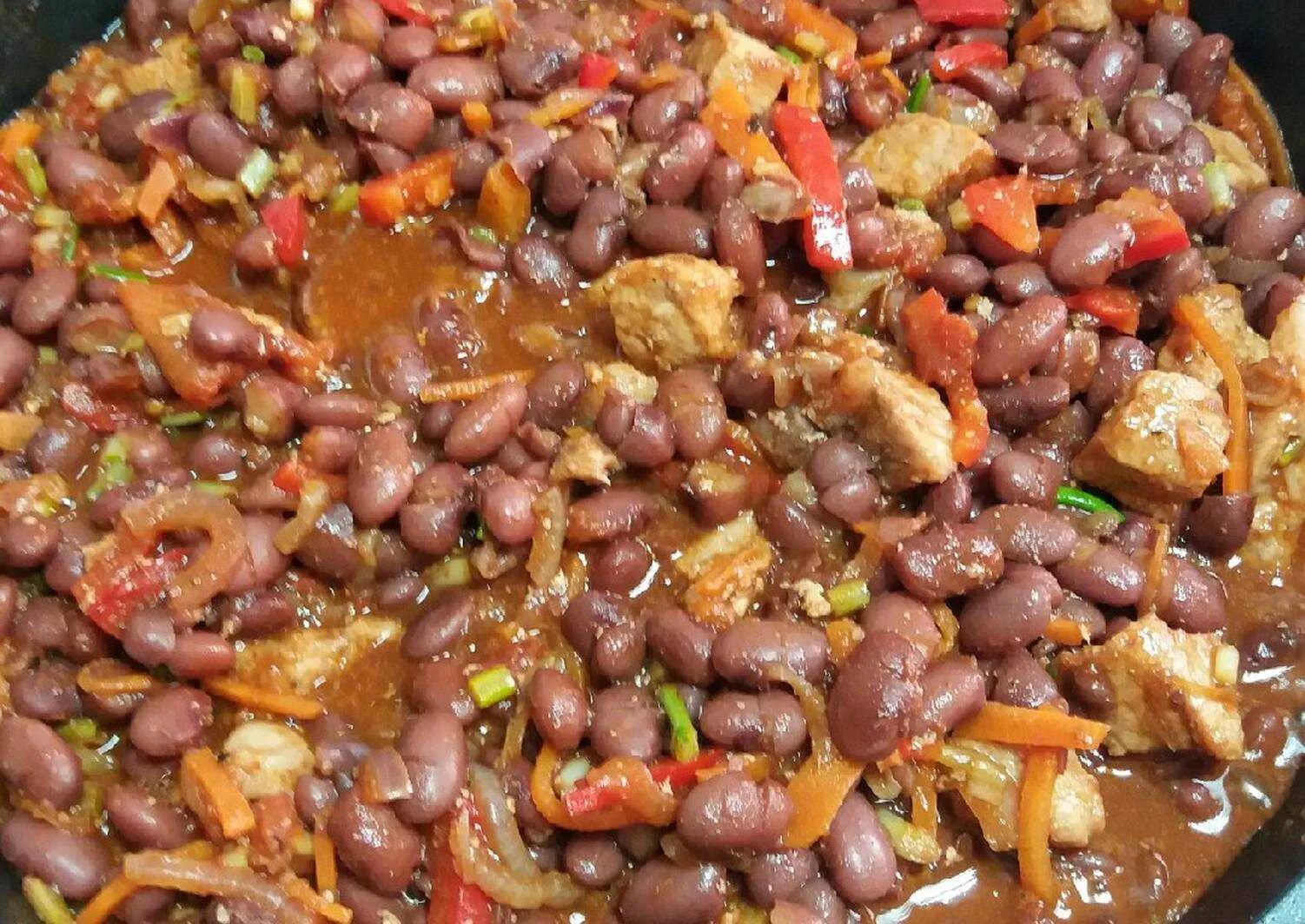 Рецепт фасоль с мясом и овощами. Фасоль с мясом. красная фасоль с мясом. говядина с фасолью. фасоль жареная с мясом.