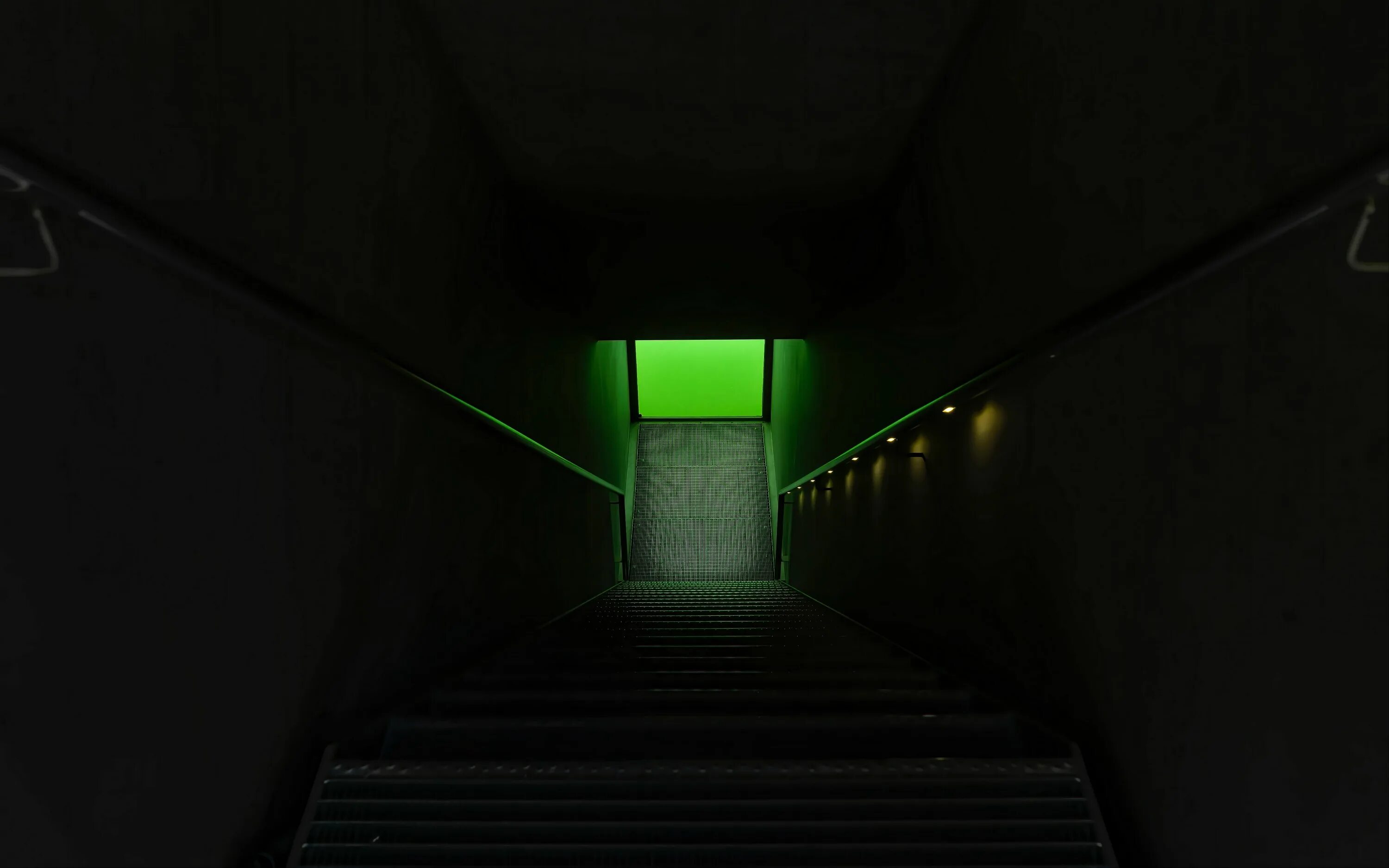 Под зеленым светом 25. Темный страшный коридор. Темный подъезд. Коридоры подсветка зеленый. Темная лестница вниз.