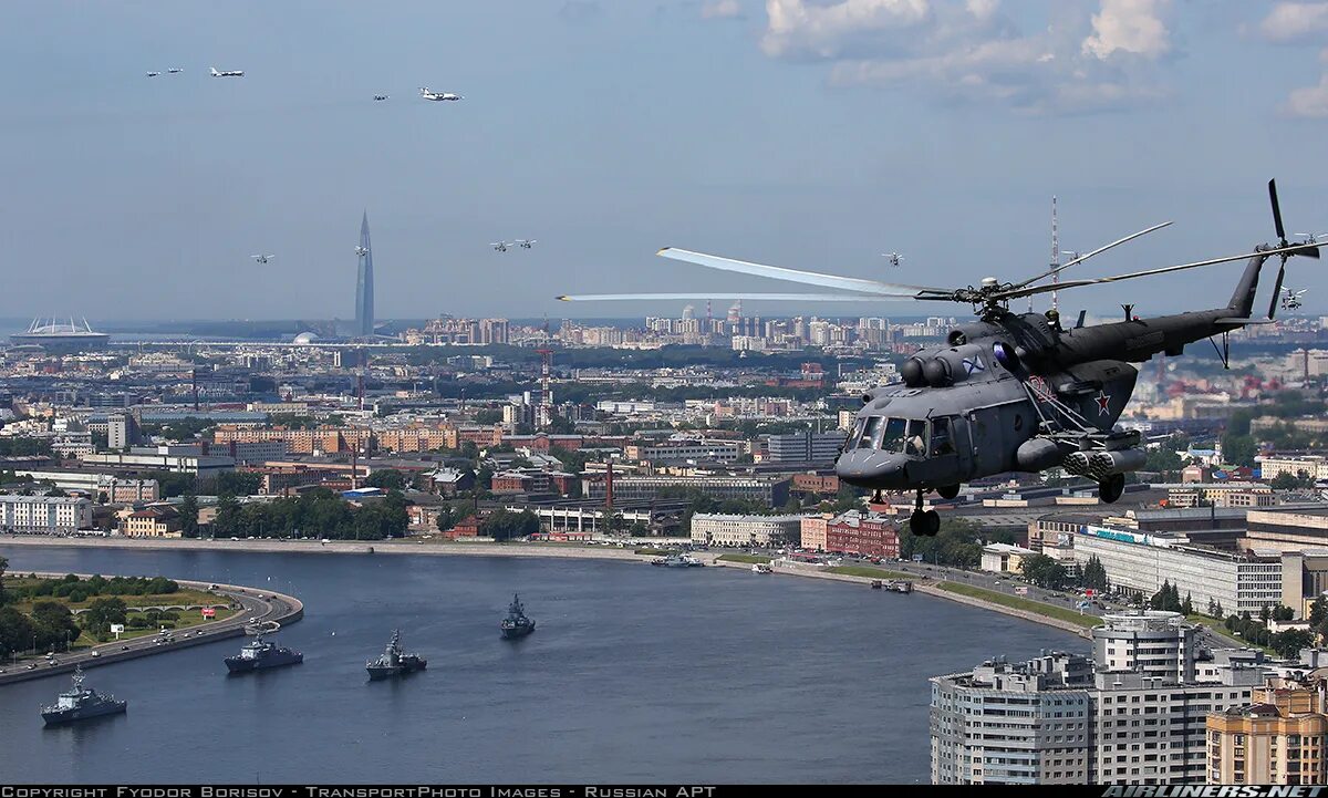 Вертолеты над санкт петербургом. Парад ВМФ В Санкт-Петербурге вертолет. Вертолет над Питером. Военный вертолёт над городов. Правительственный вертолет.