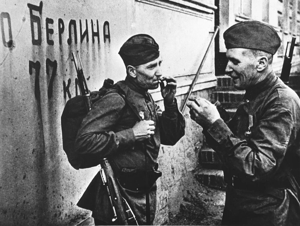 Военные 1941 1945. Фотохроника военных лет 1941-1945. Советские солдаты на войне 1941-1945. 19941-1945. Советский солдат на перекуре.