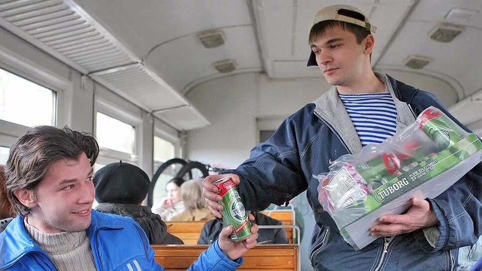 Пить пиво в поезде. Продавцы в электричках. Торгаши в электричках. Торговля в электропоездах. Электричка.