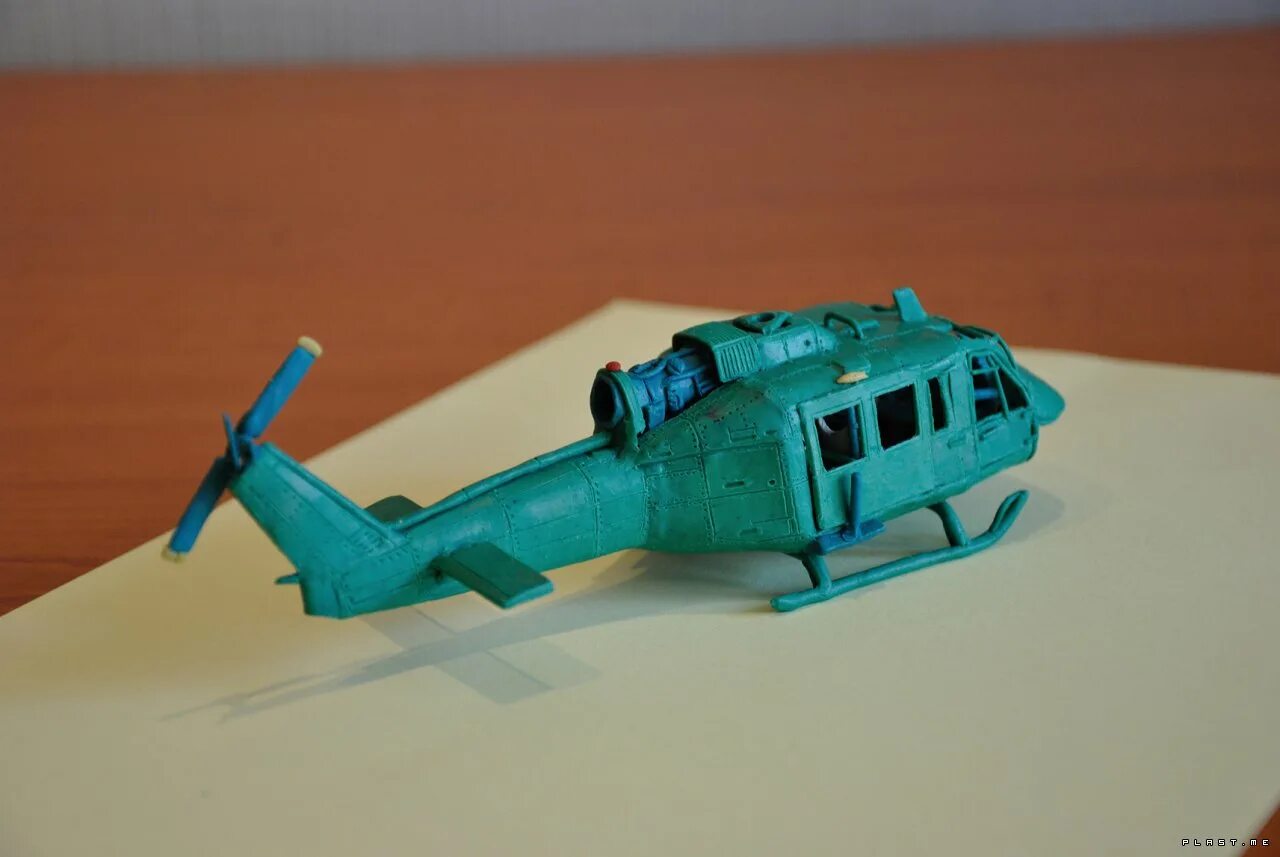 Лепим вертолет из пластилина. Как слепить вертолет. Военный вертолет из пластилина. Лепка из пластилина вертолет. Пластилиновый uh 1d вертолет.