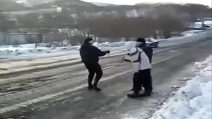 Анекдот про мужика с рулем и гаишника с рулем. Рэп про мужика с рулем от камаза. Анекдот про руль от камаза. Анекдот про ишака и гаишника. Бежит мужик с рулем от камаза.