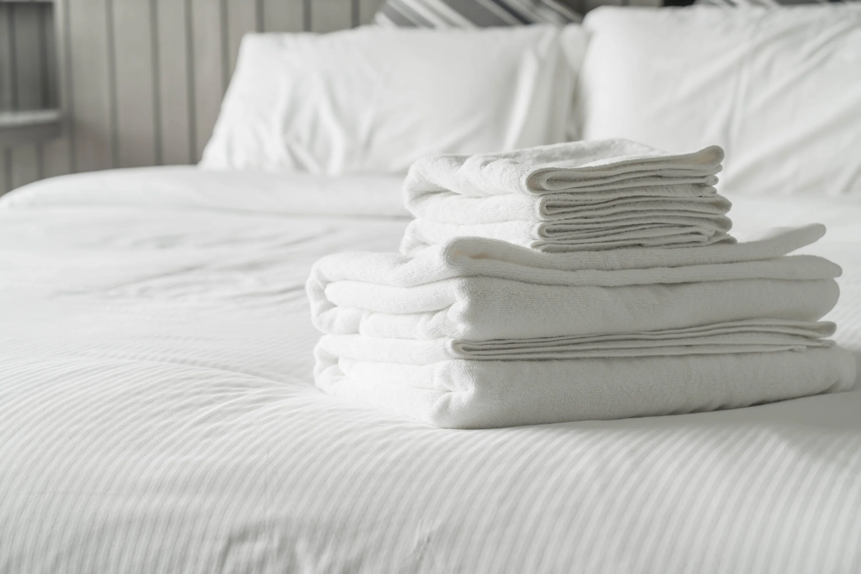 Приснилось полотенце. Полотенца на кровати. Стопка белья. Белое полотенце. Полотенца Эстетика.