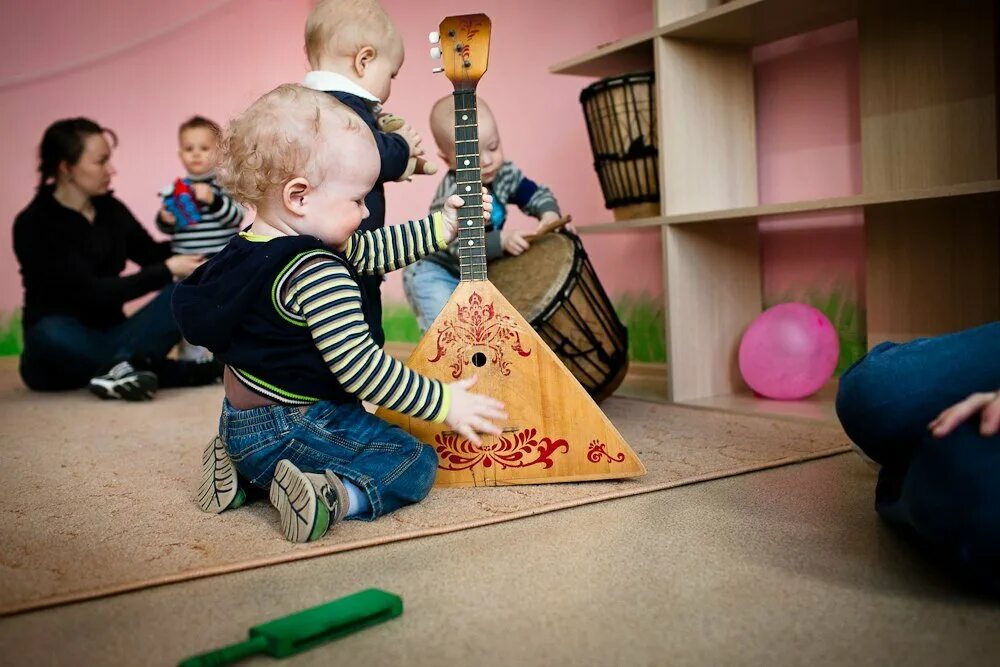 Можно детскую музыку. Музыкальные занятия для малышей. Дети на музыкальном занятии. Музыкальная студия для детей. Дошкольники на музыкальном занятии.