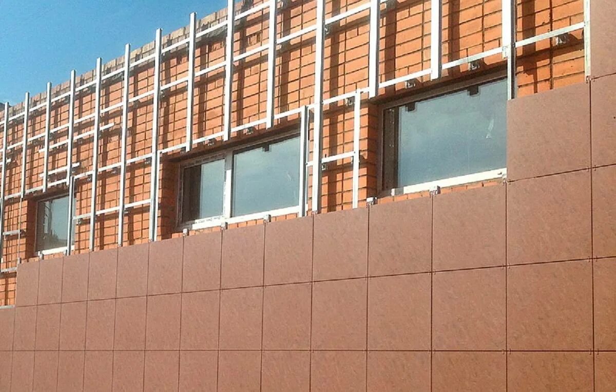 Стоят фасады. Вентфасад керамогранит 1200 600. Вентилируемый фасад с керамогранитными плитами. Вентфасад из керамогранита 1200х600. Вент фасад из керамогранитных плит технология.