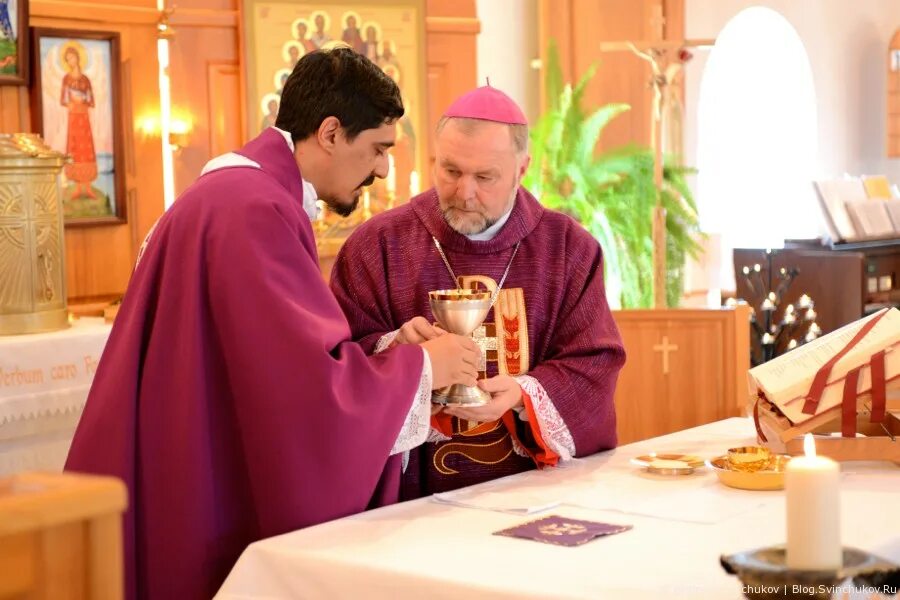 месса в католической церкви. католическое богослужение. служба в католической церкви. богослужение у католиков. месса в католической церкви.