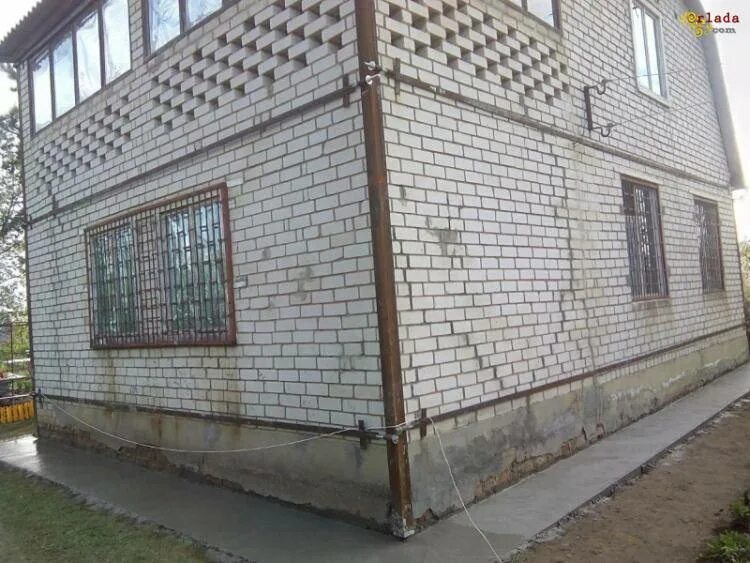 Стягиваем кирпичный дом. Стяжка стен дома арматурой. стяжка стен в доме. стянуть дом от трещин арматурой. стяжка стен кирпичного дома.