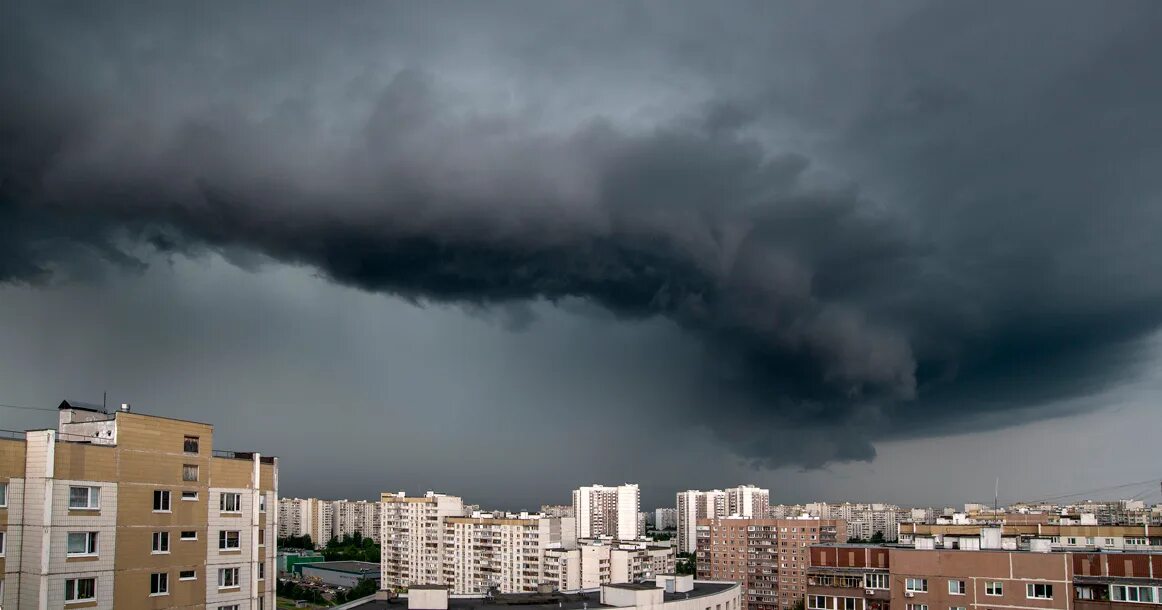 Небо гроза. Гроза днем. Гроза в Москве. Аномальная гроза в Москве. На москву надвигается ураган