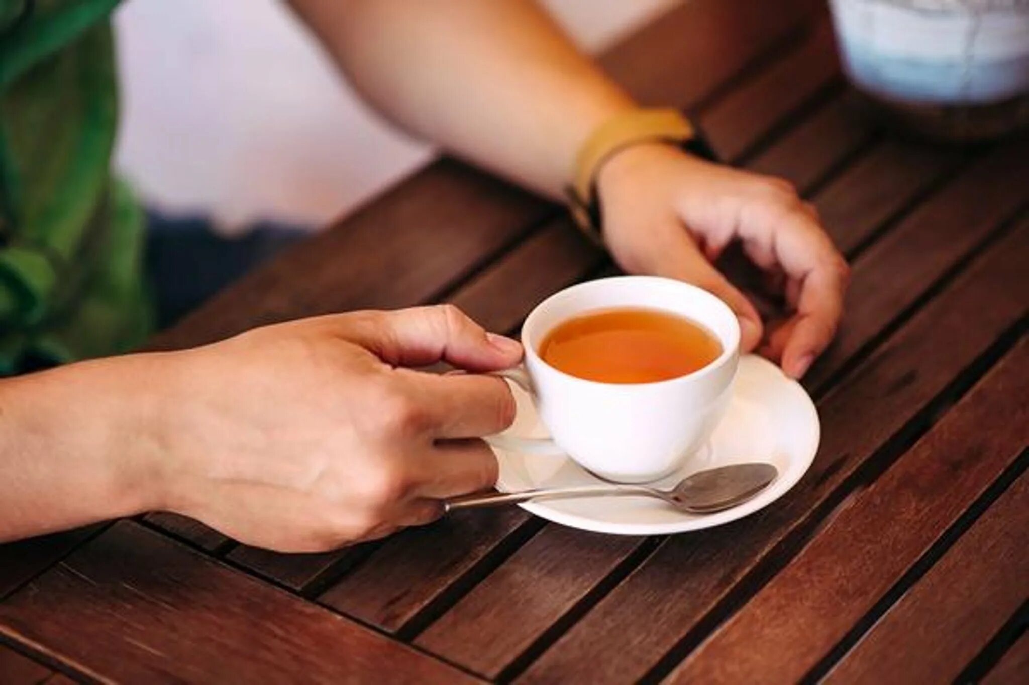 Чашка чая в мужских руках. Чашка чая фото. Мужская рука с кофе. Рука мужская с чаем. В накладку пить чай