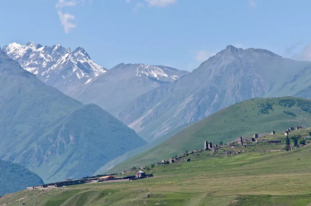 Осетия особенности. Северная Осетия-Алания Республика горы. Гора Карджин Северная Осетия. Горы Алании Осетия. Республика Северная Осетия Алания климат.