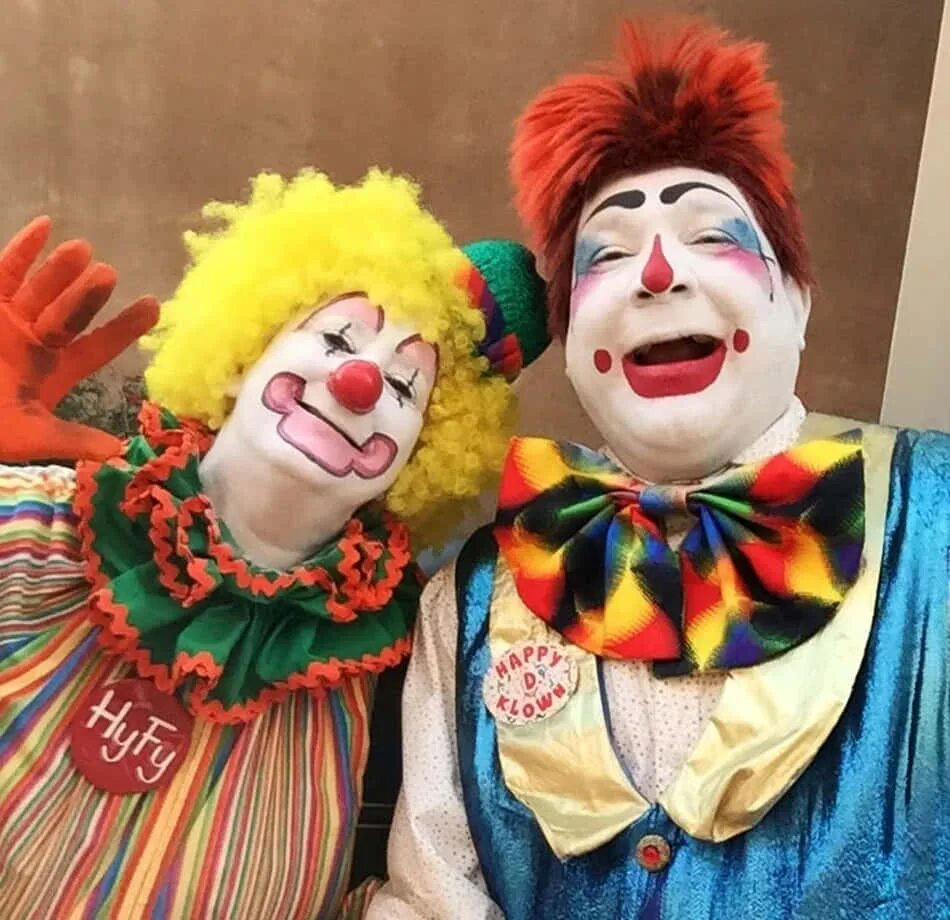 Общество клоунов. Клоун. Два клоуна. Клоуны друзья.