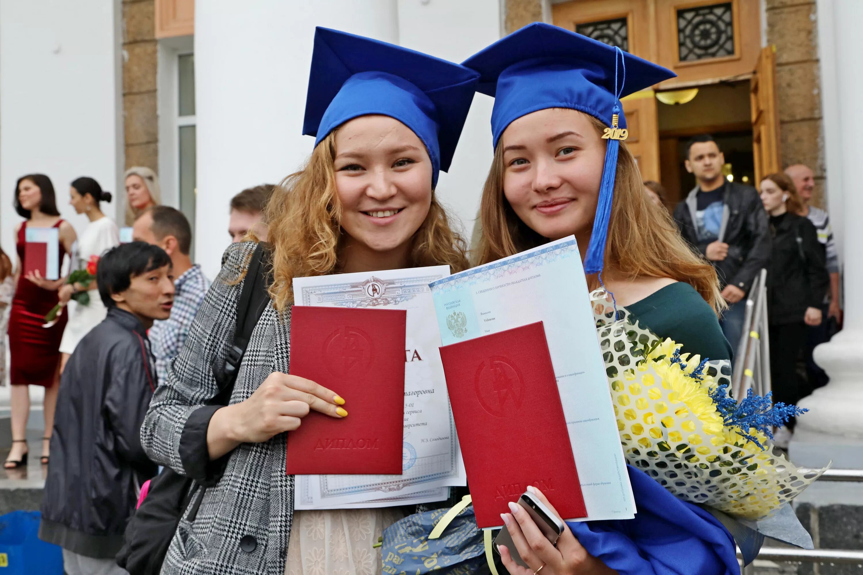 Выпускной в вузе. Вручение красного диплома. Выпускник с красным дипломом. Выпускной в университете. Поступление после окончания колледжа