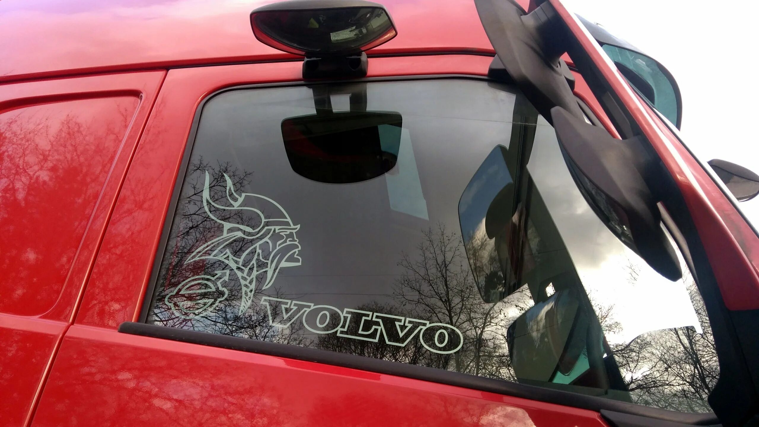 Вольво наклейки стекол. Наклейка volvo на решетку радиатора xc60. Векторные наклейки на авто. Globetrotter volvo наклейка. Вольво наклейки стекол.