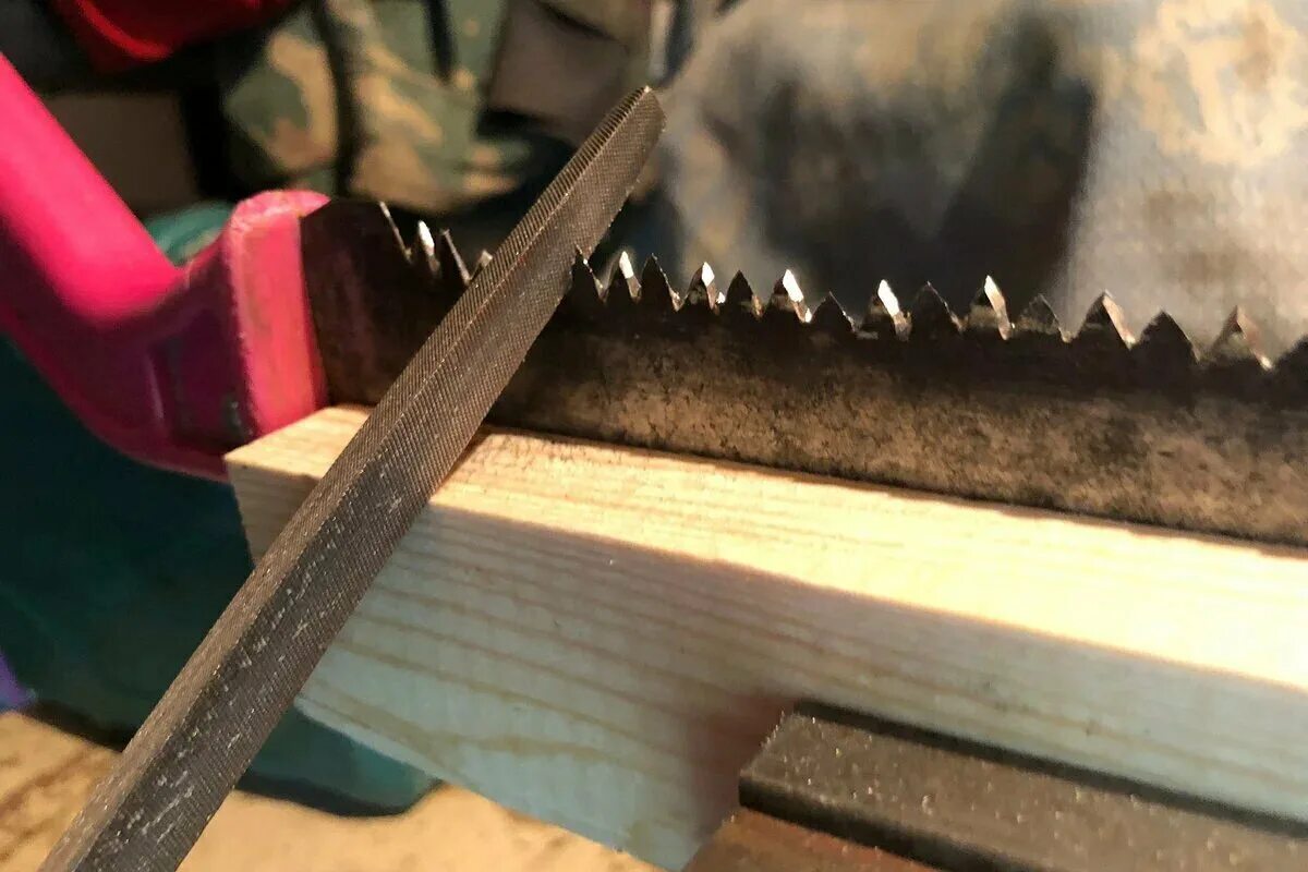 Заточка зубьев ножовки по дереву. Разводка зубьев ножовки по дереву своими руками. Заточка зубьев ножовки по дереву. Напильник для заточки ручной пилы по дереву. Заточка полотна ленточной пилы по дереву.