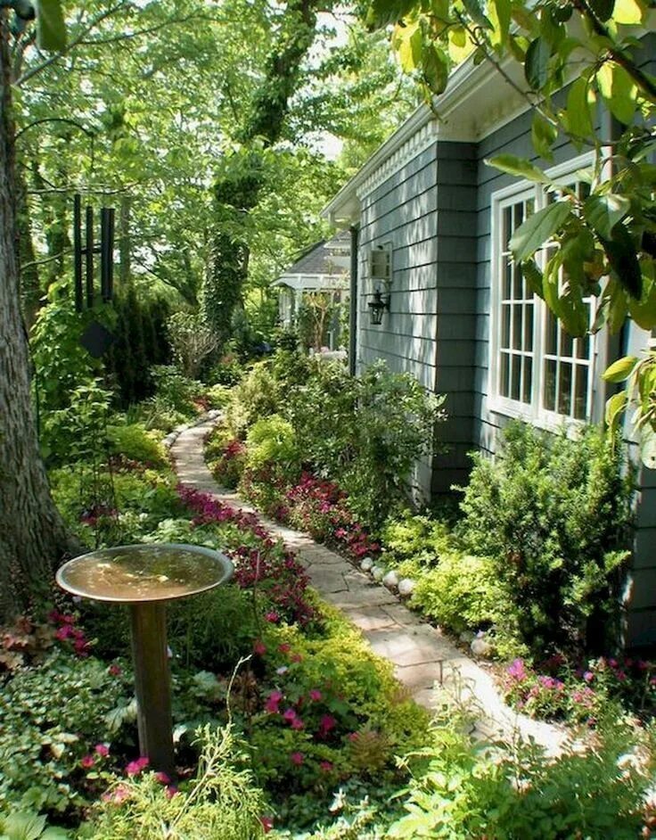 Дизайн сада в частном доме фото. Палисадник Энфилд. Тенистый хвойный палисадник. Лесной сад натургарден. Ландшафт в стиле натургарден.